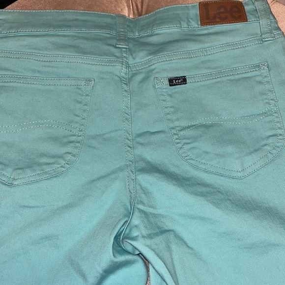 Lee Brand, mid rise shorts with cuffed hem that can be worn up or down, size 6 - Picture 4 of 9
